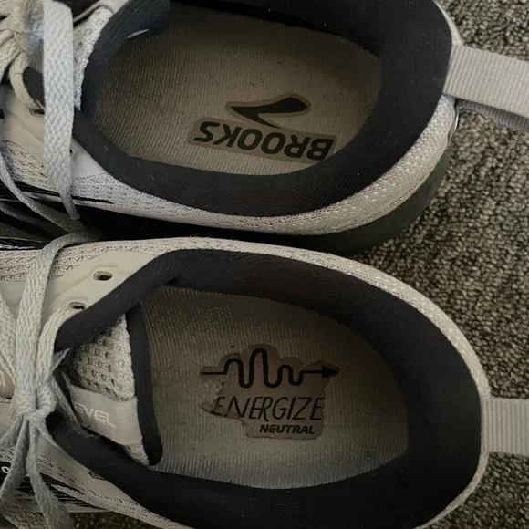 Brooks Mens Revel 6 White Running Shoes Sneakers Size 9 grey black - Picture 11 of 12